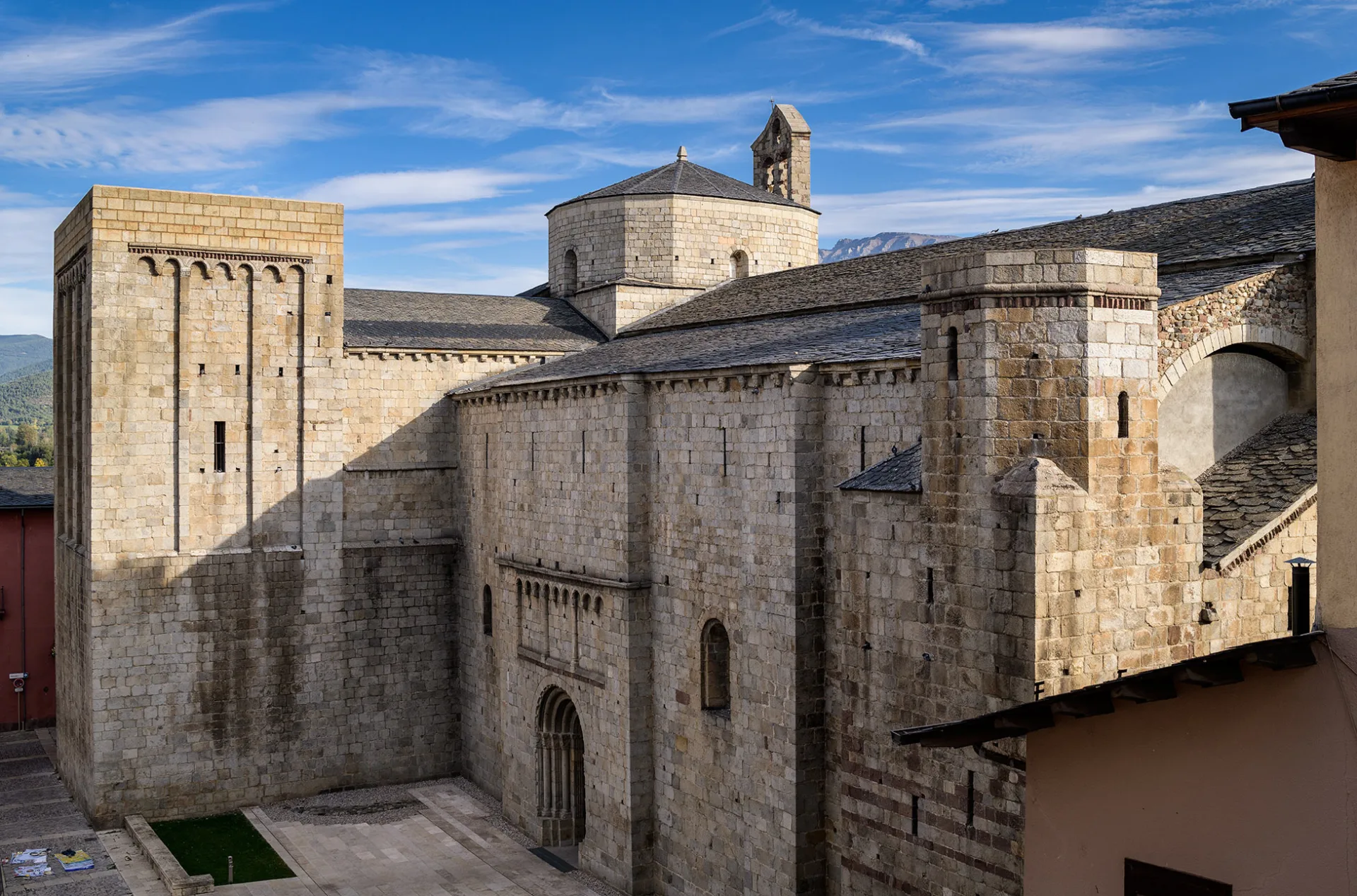 Vista de la façana nord de la Catedral de la Seu d'Urgell. Des d'aquest cantó la Catedral ens recorda un castell. 