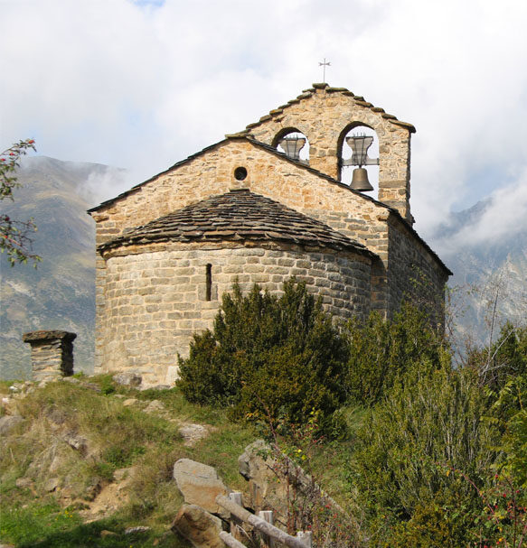 L'ermita de Sant Quirc de Durro envoltada de muntanyes.