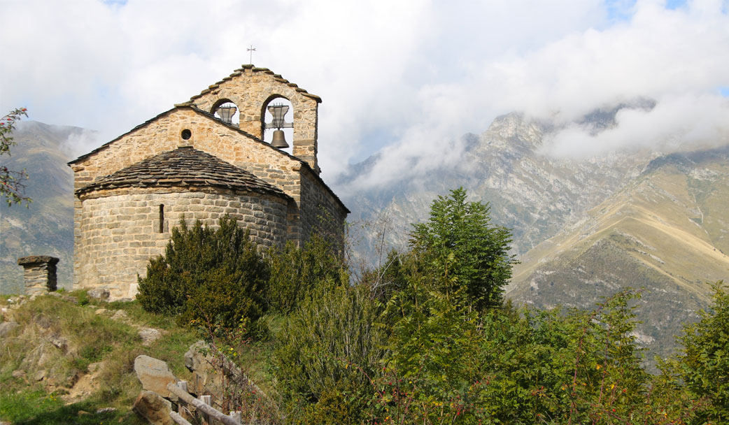 L'ermita de Sant Quirc de Durro envoltada de muntanyes. 
