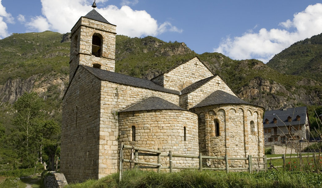 Vista de l'església de Sant Feliu de Barruera des de l'exterior. 