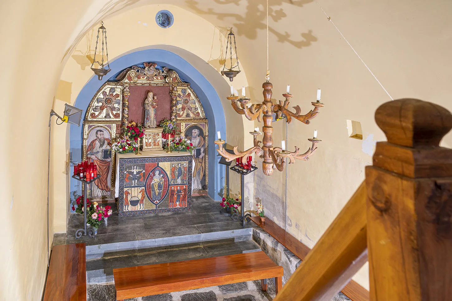 L'ermita de Sant Quirc de Durro des del seu interior amb el retaule, la imatge de la Mare de Déu i el frontal d'altar. 