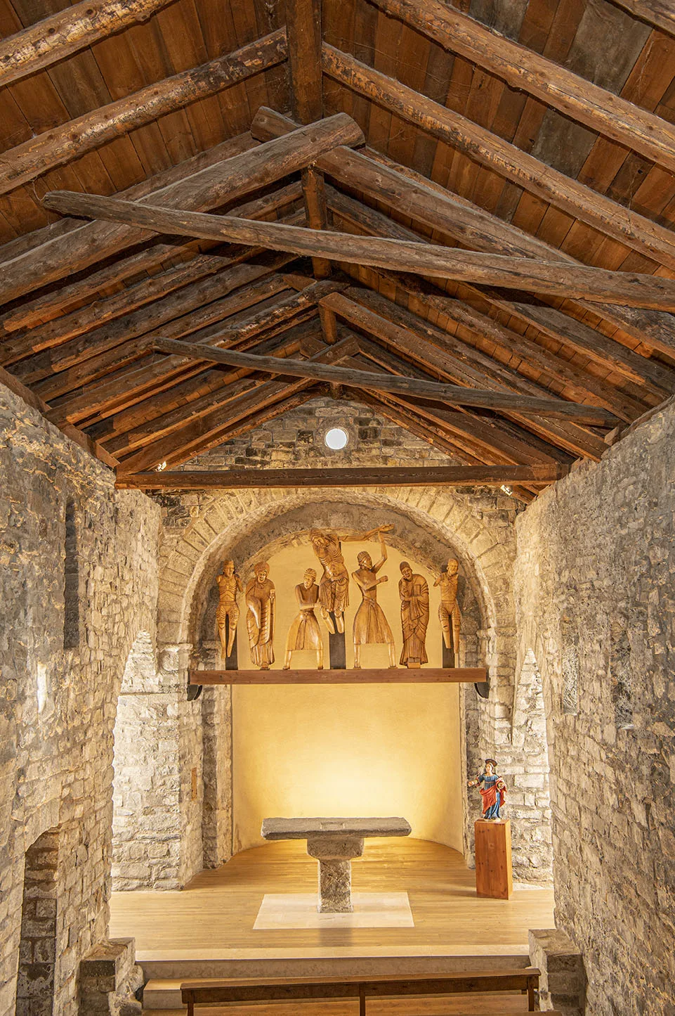Vista de l'interior de l'església de Santa Eulàlia d'Erill la Vall amb una còpia del davallament.