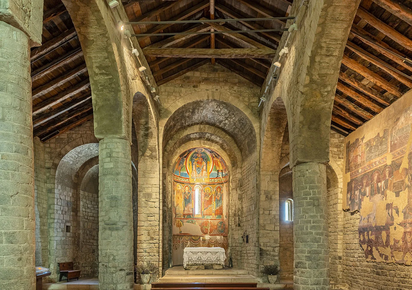 Vista de l'interior de l'església de Santa Maria de Taüll, amb la còpia de les pintures murals de l'absis. 