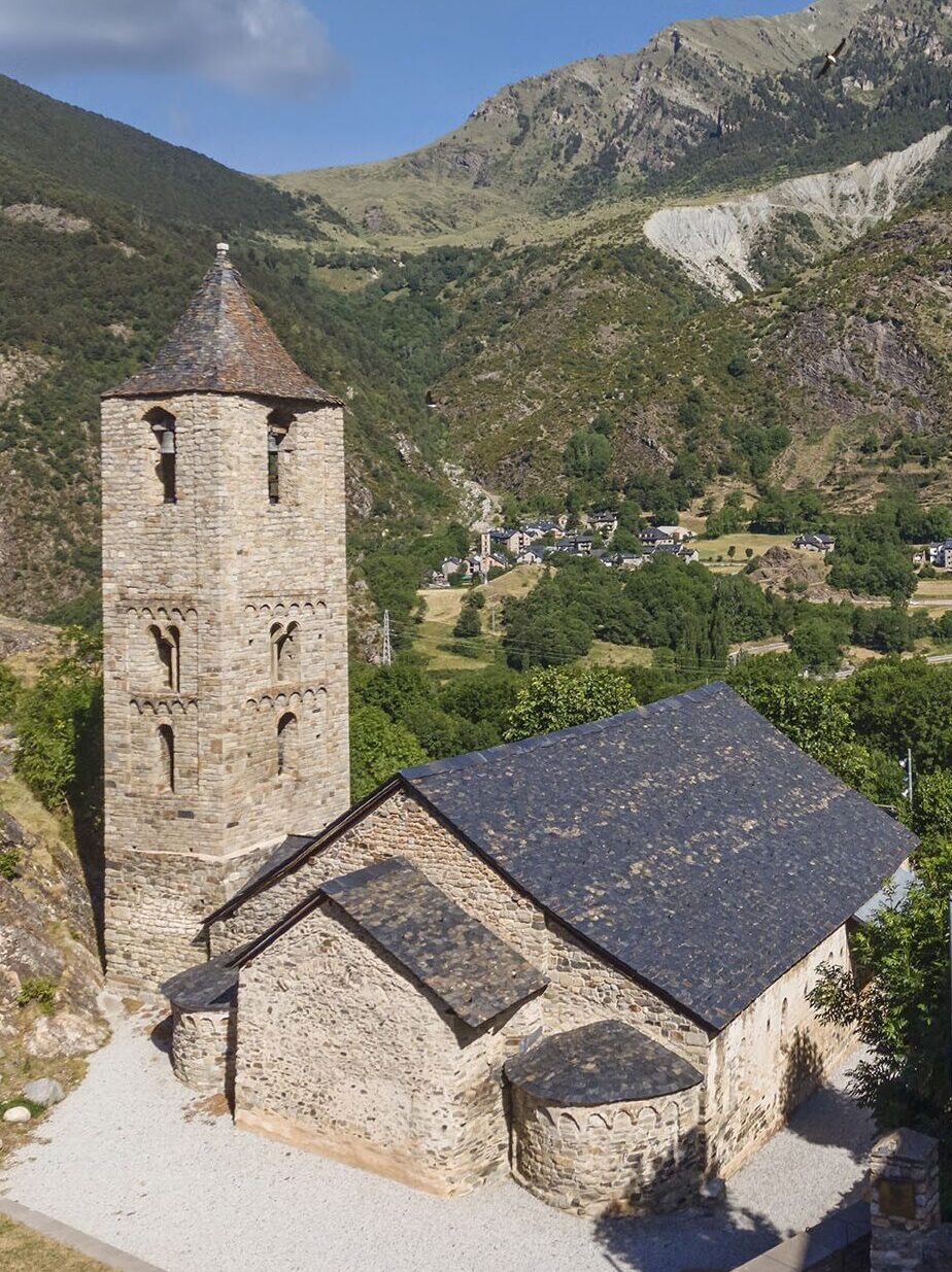 Vista de l'església de Sant Joan de Boí des de l'exterior.