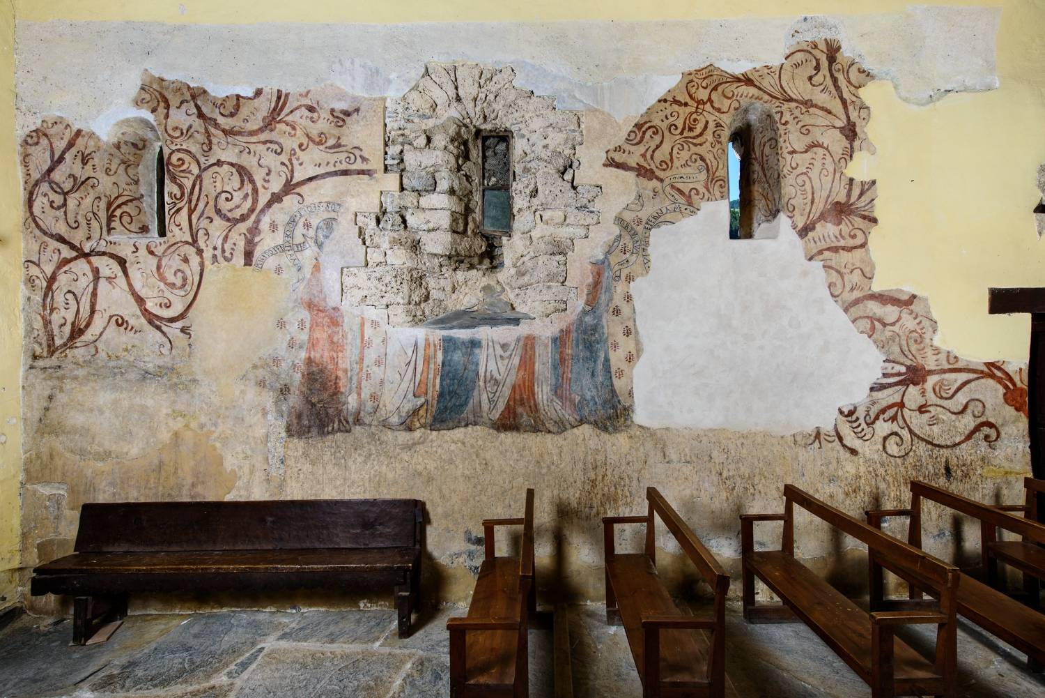 Detall de pintura mural en una paret lateral de l'interior de l'església de Sant Climent de Pal. 