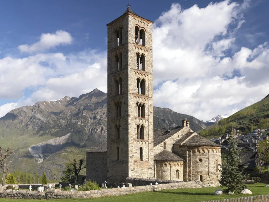 Vista de l'exterior de l'església de Sant Climent de Taüll, amb el seu campanar de 6 plantes. 
