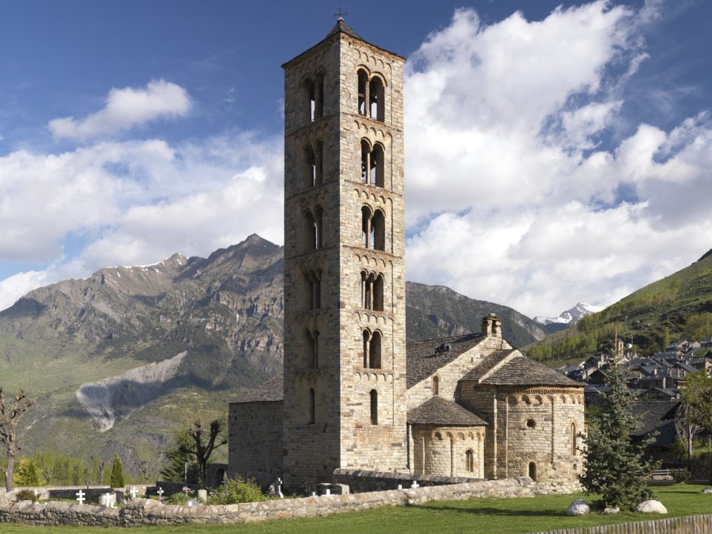 Vista exterior de l'església de Sant Climent de Taüll, amb el seu campanar de 6 pisos.