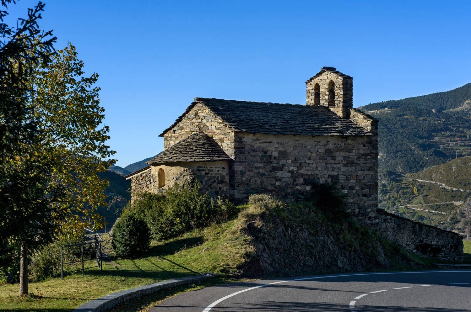 Vista exterior de l'església de Sant Serni de Nagol. 