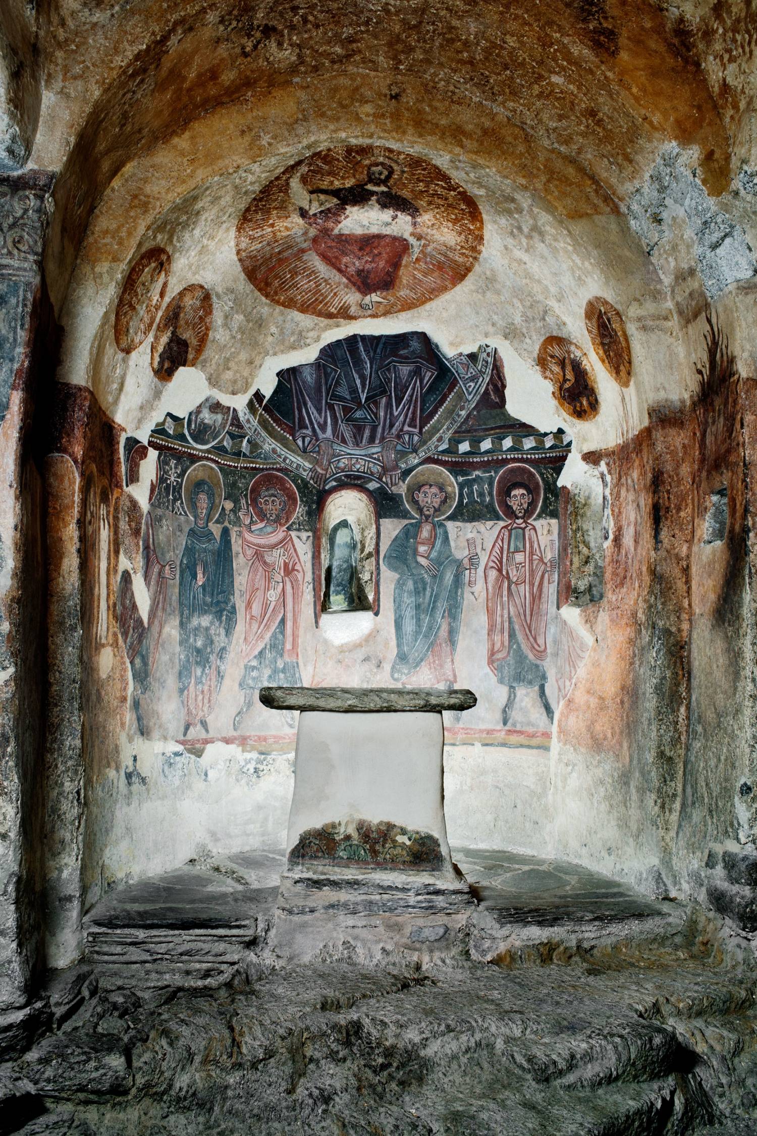 Pintures murals a l'absis de Sant Romà de les Bons. 