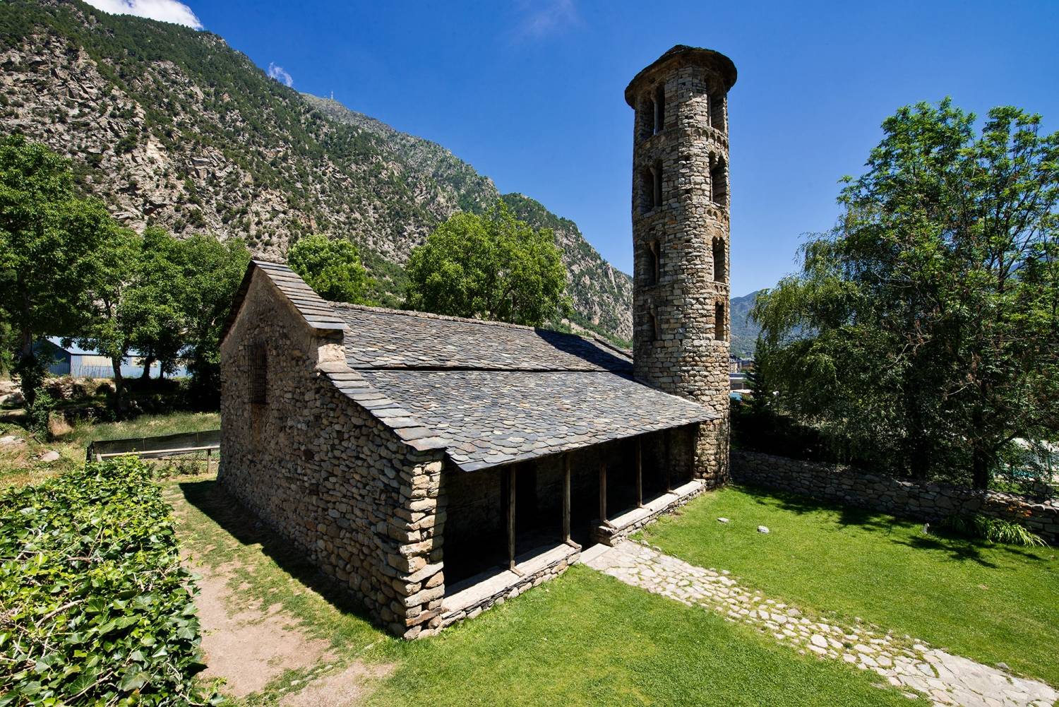 Vista de l'exterior de l'església de Santa Coloma d'Andorra la Vella.