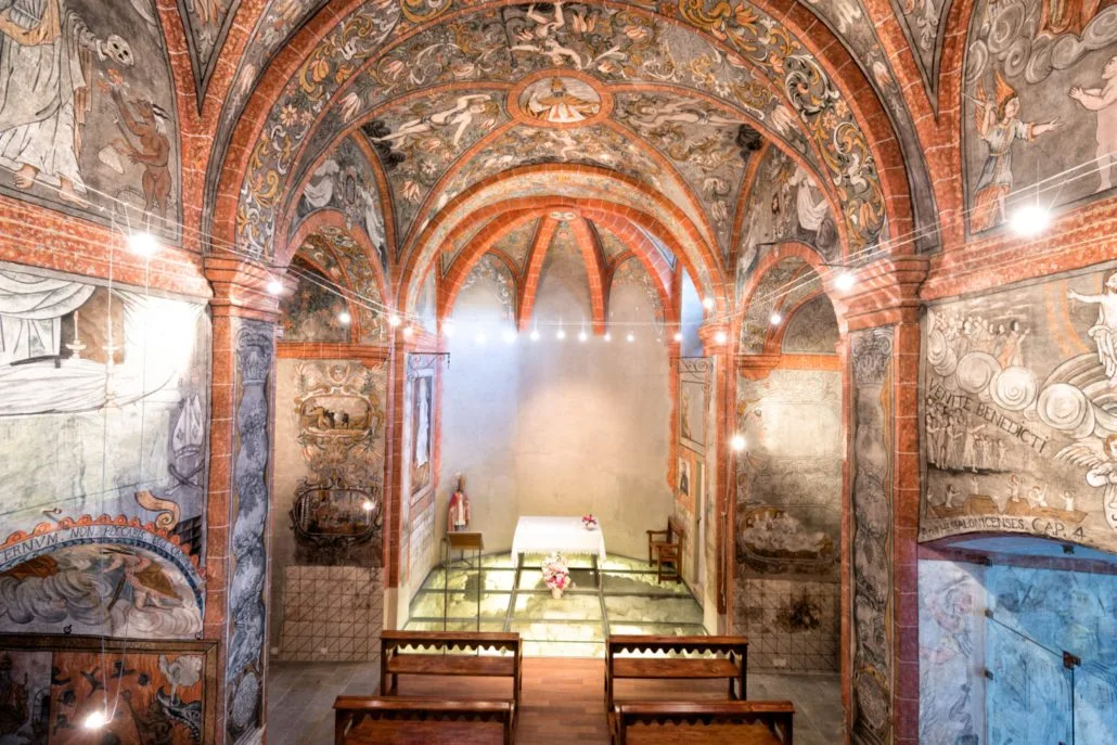 Visita interior de l'església de Sant Climent de Talltorta, amb les pintures murals del segle XVIII. 