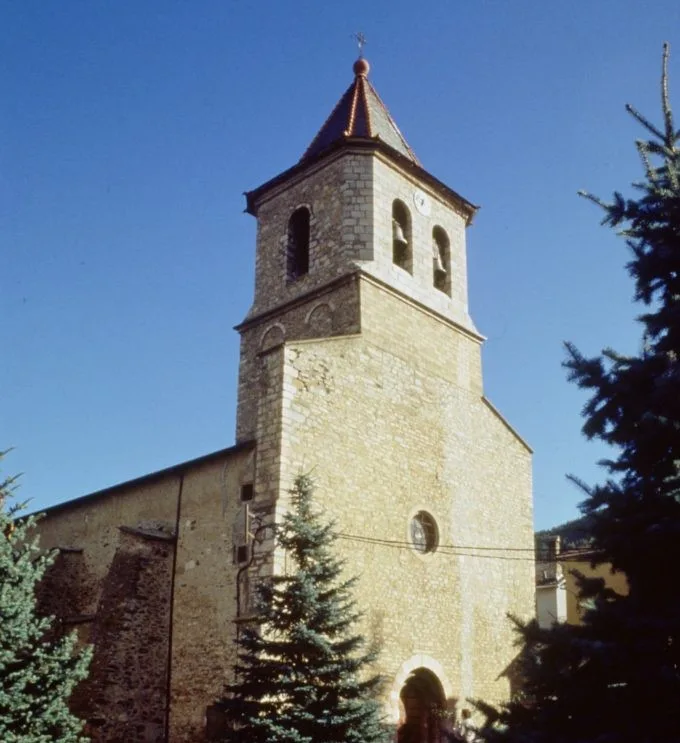 Vista exterior de l'església de Sant Pere d'Alp