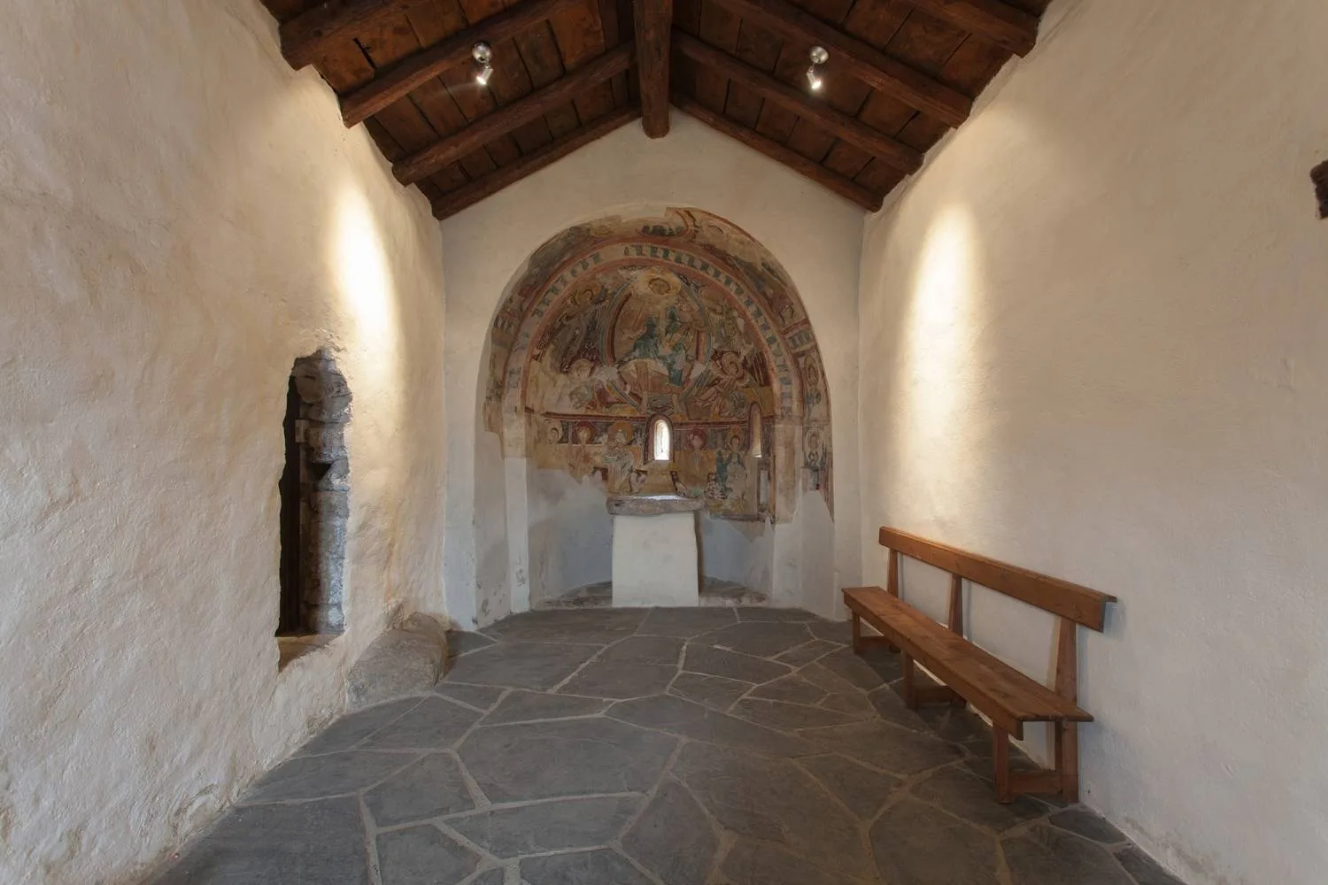 Vista de l'església de Sant Miquel d'Engolasters des de l'interior, amb unes pintures murals a l'absis. 