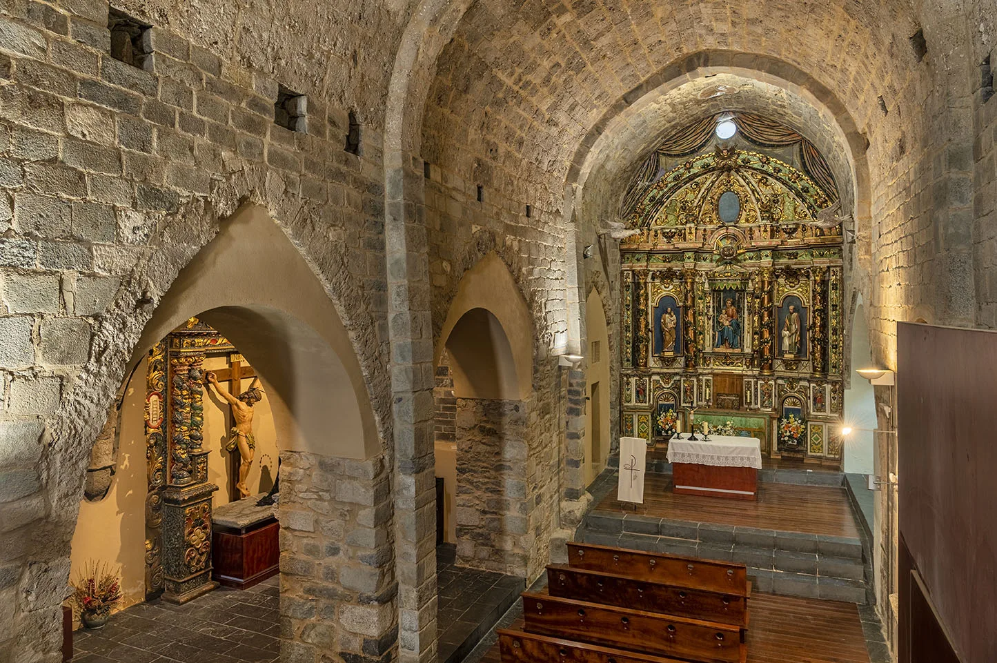 Vista de l'interior de l'església de la Nativitat de Durro amb el seu altar barroc. 
