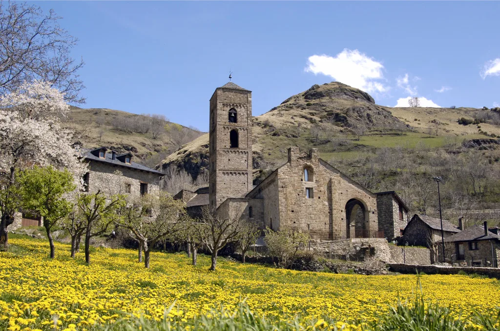 L'església de la Nativitat de Durro vista des de l'exterior en un dia de primavera. 