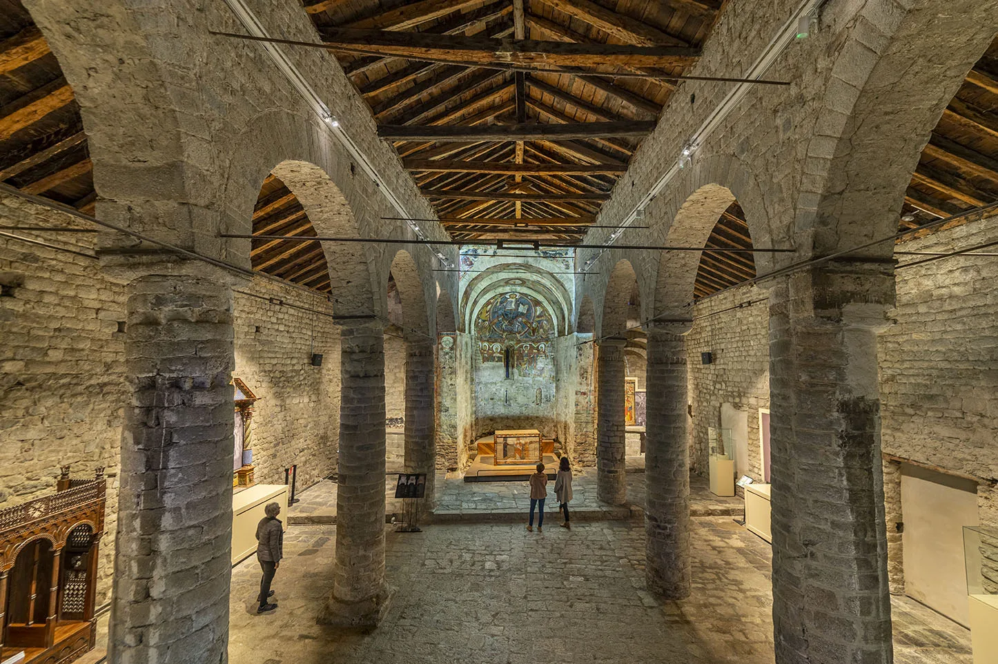 Vista de l'interior de l'església de Sant Climent de Taüll amb la còpia de les pintures murals romàniques de l'absis. 