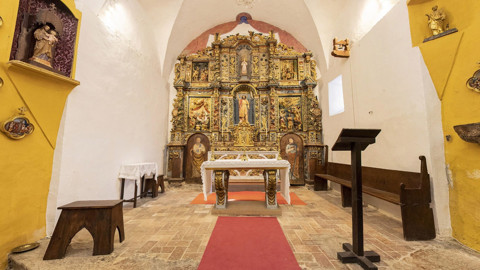 Vista interior de l'església de Sant Joan de Riu de Cerdanya amb el retaule barroc que presideix l'església.
