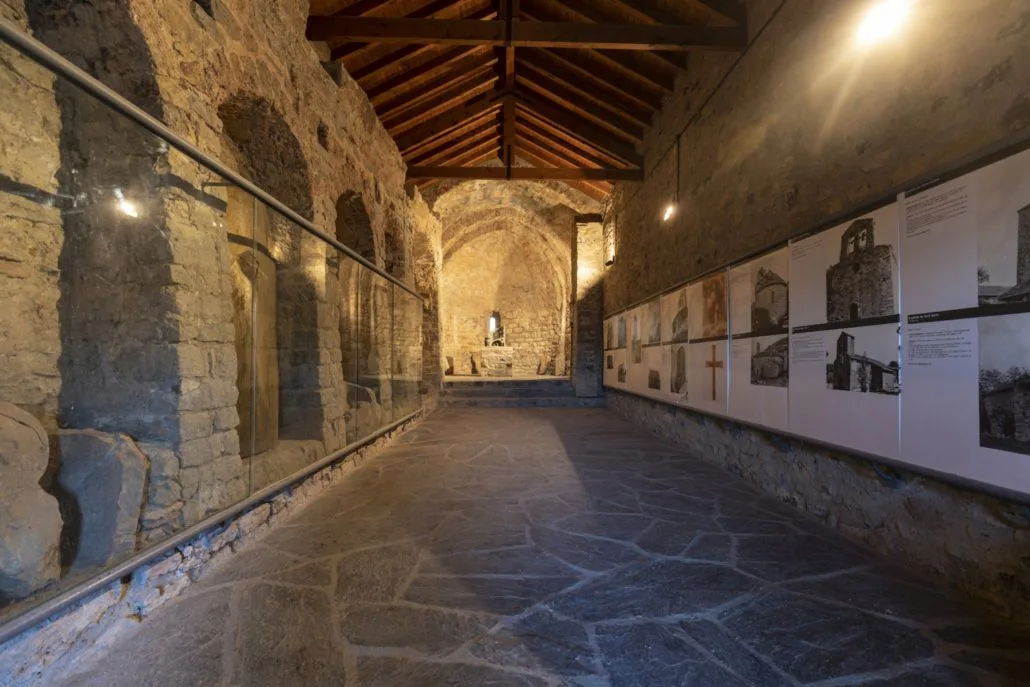 Vista interior de l'església de Sant Julià de Pedra. 