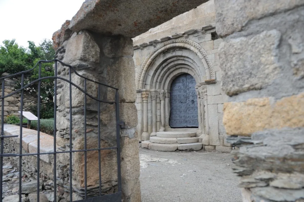 Portalada de l'església de Sant Esteve de Guils de Cerdanya.