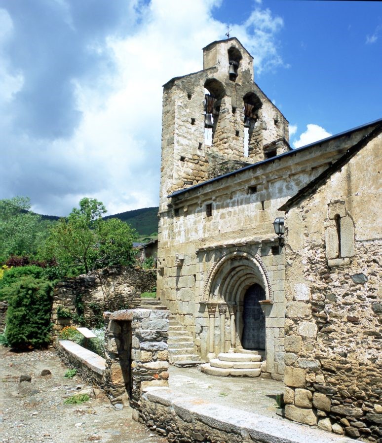 Vista exterior de l'església de Sant Esteve de Guils de Cerdanya.