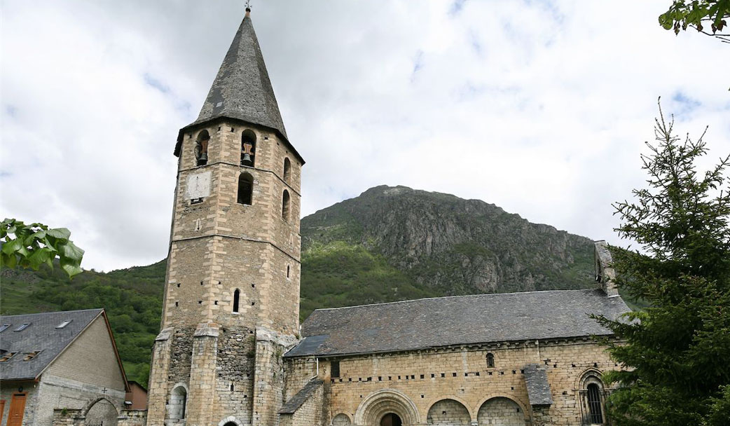 Imatge exterior de l'església de Sant Andrèu de Salardú. 