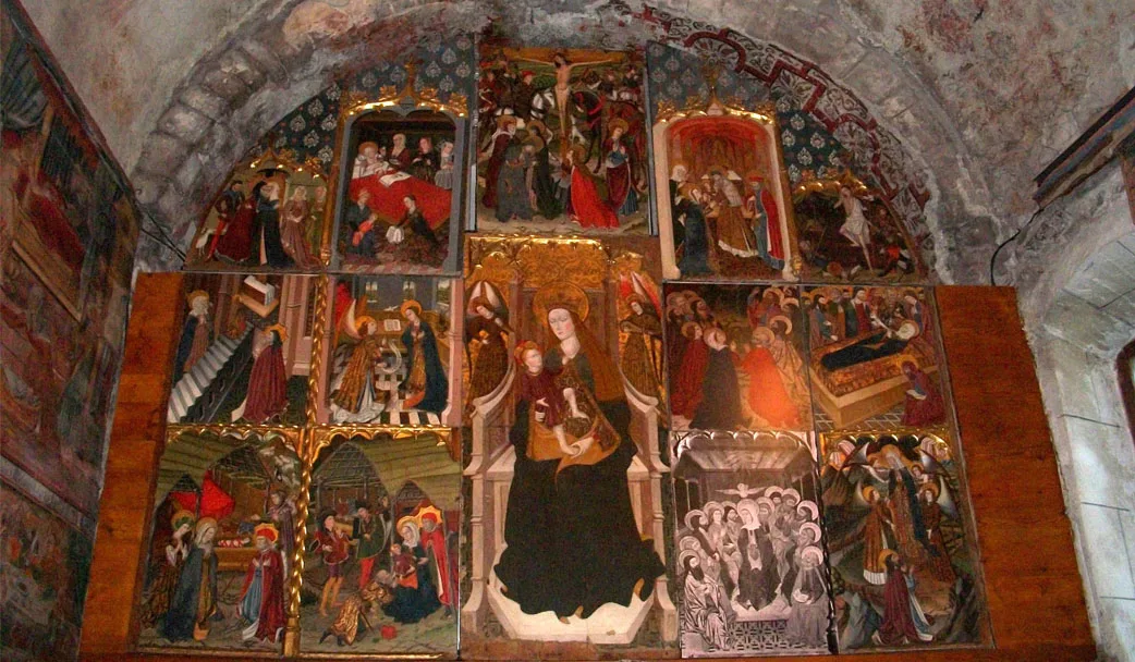 Retaule gòtic de la Mare de Déu, situat a l'altar de l'església de Santa Maria d'Arties. 