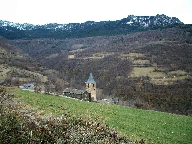 Vista de l'església de Sant Pau i Sant Pere d'Esterri de Cardós. 