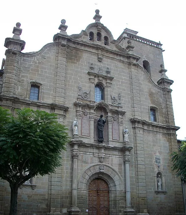 L'església de Santa Maria de Guissona vista des de la façana principal. 