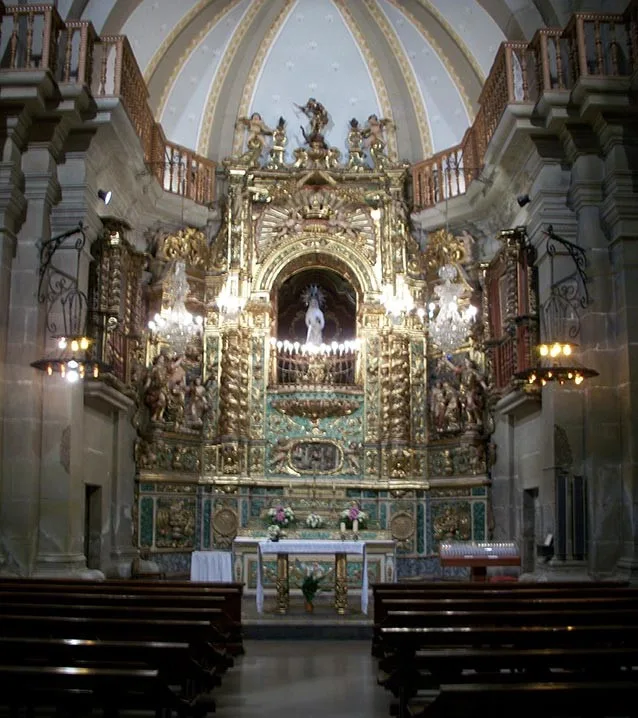 Interior de l'església de Santa Maria de Guissona amb el retaule barroc de la Mare de Déu del Claustre. 