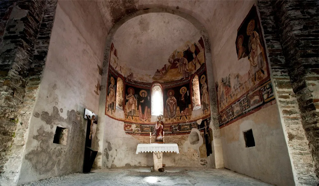 L'església de Sant Pere de Burgal amb les pintures murals a l'interior. 
