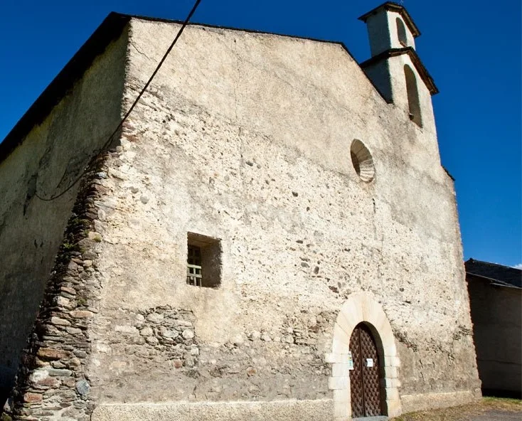 Vista de l'església de Santa Maria d'Àneu des de l'exterior. 