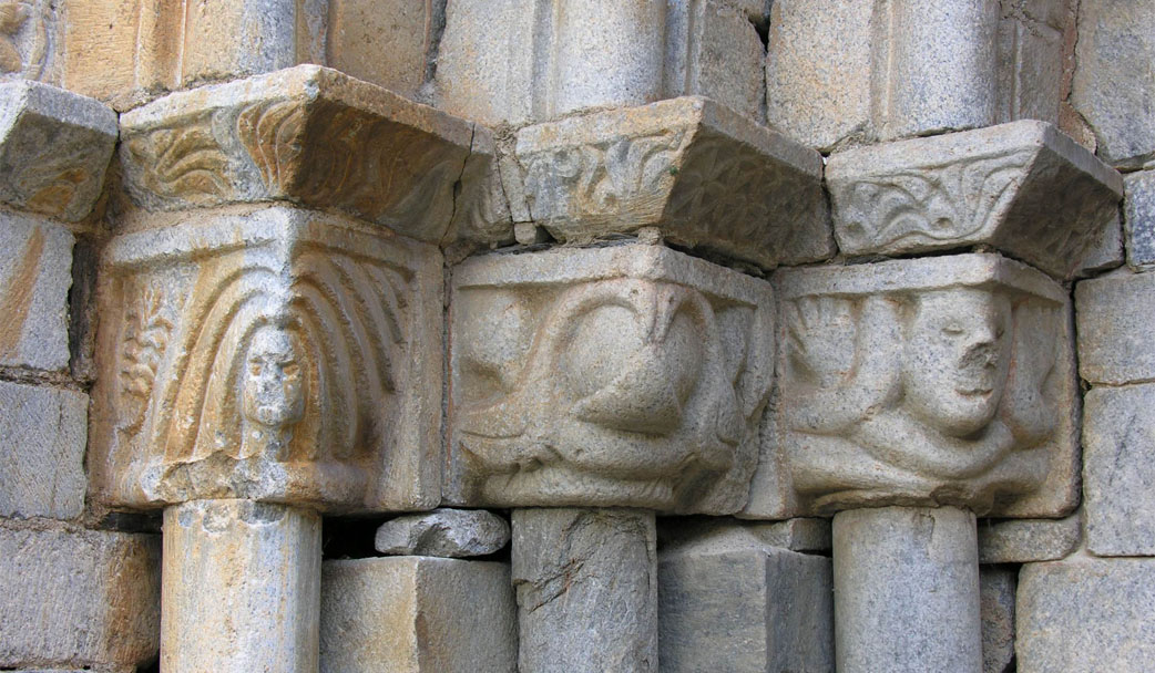 Capitells de la portalada de l'església de Sant Joan d'Isil.