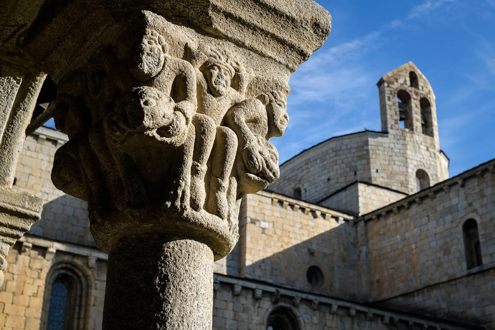 Capitell mirant el cimbori de la Catedral de Santa Maria d'Urgell. 