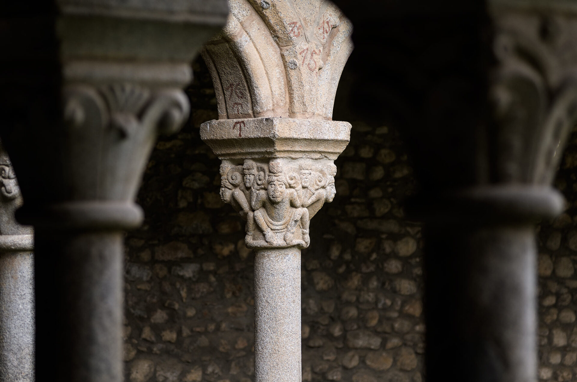 Capitells en les columnes del claustre.
