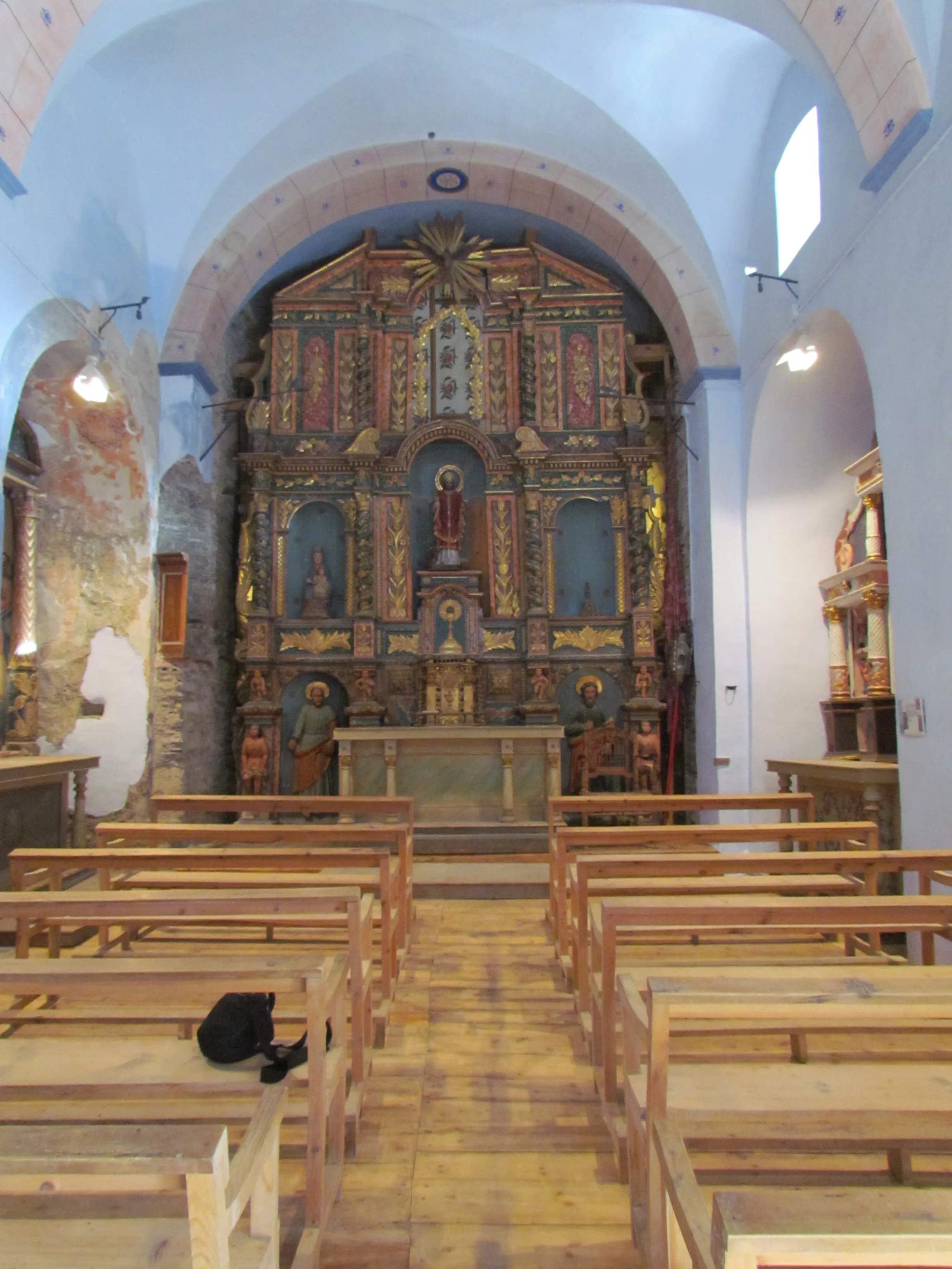 Vista de l'interior de l'església de Sant Serni de Baiasca amb els retaules barrocs. 