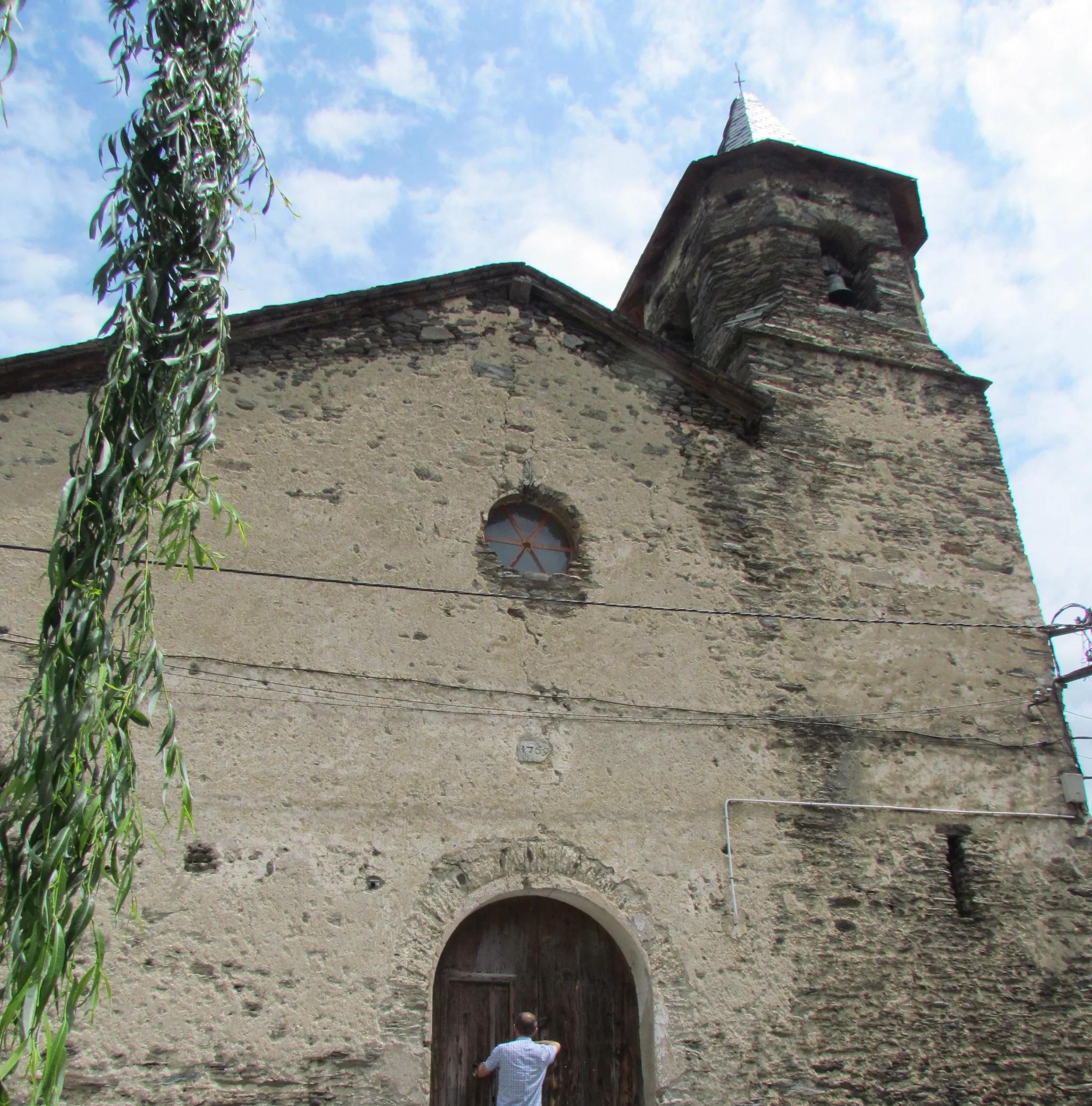 Vista exterior de l'església de Santa Coloma de Surri.