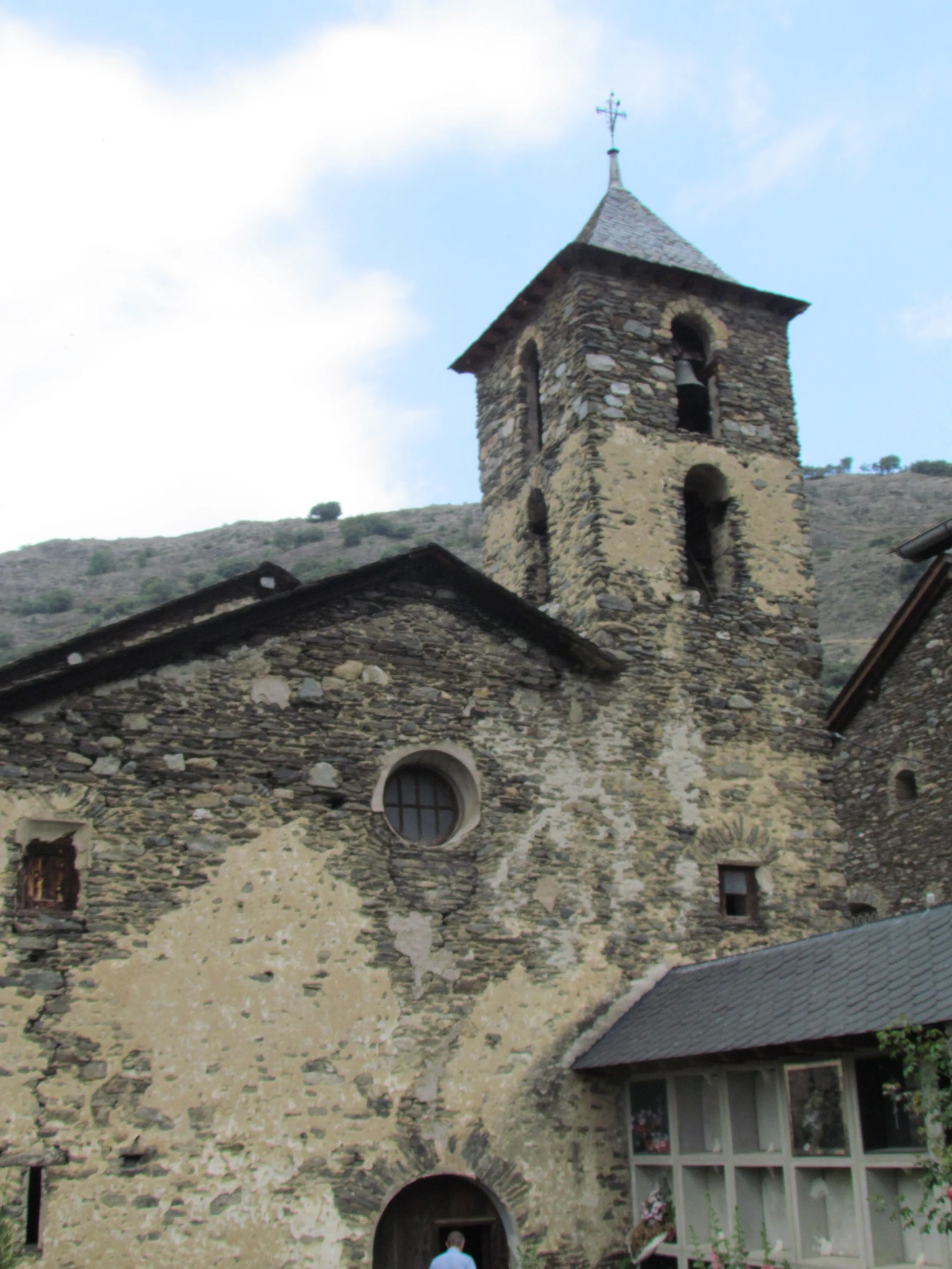 Vista de l'exterior de l'església de Sant Julià d'Arròs de Cardós. 