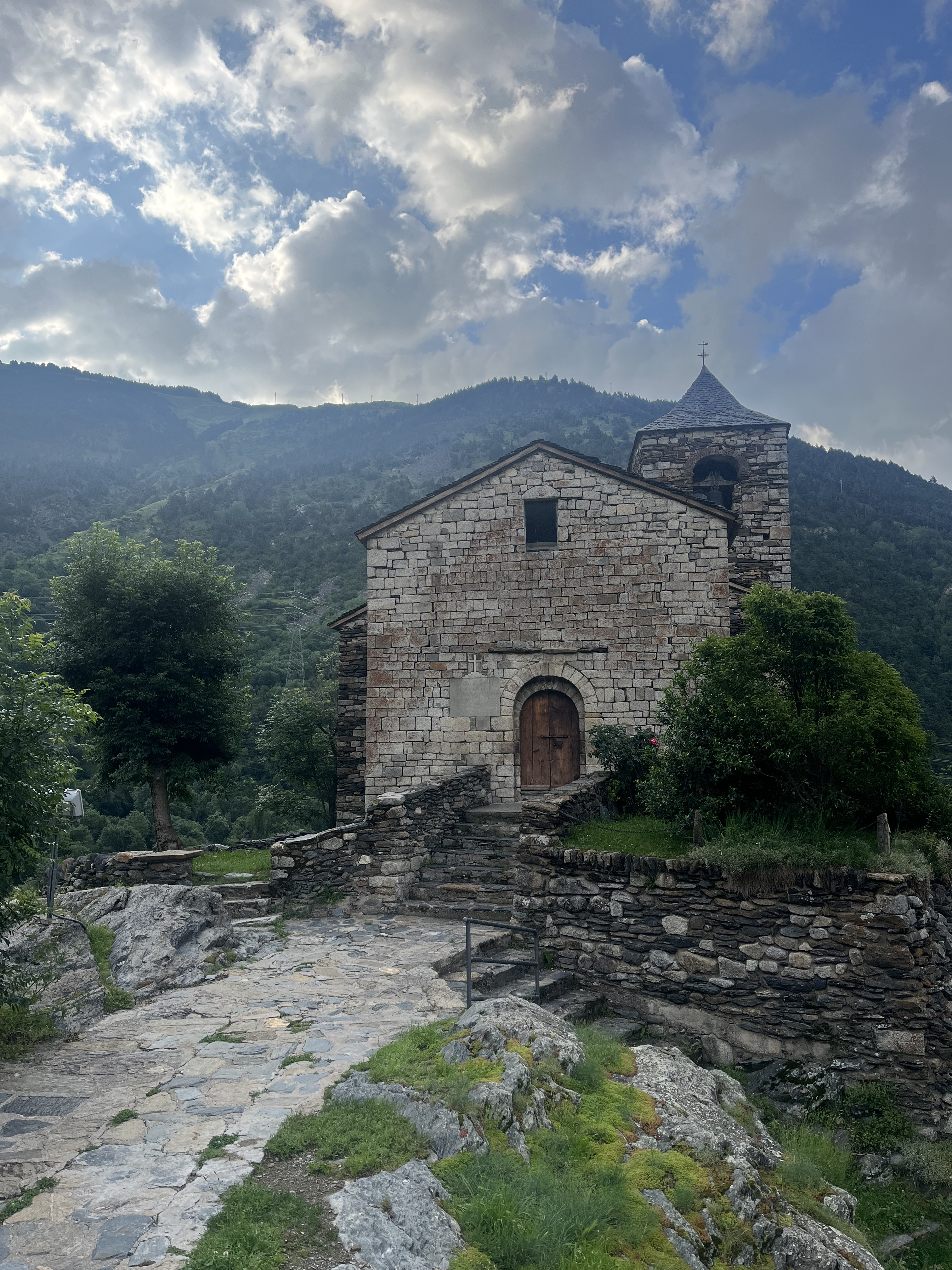 Vista exterior de l'església de Sant Vicenç de Capdella. 