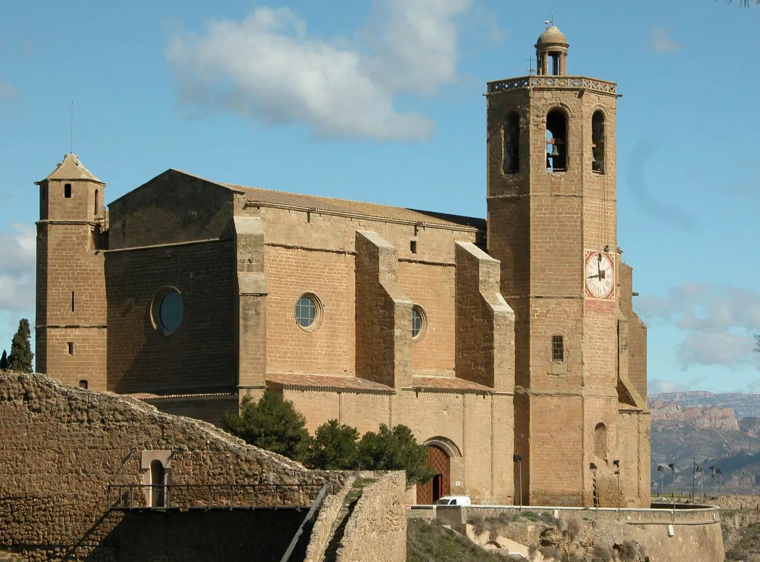 Vista exterior de l'església de Santa Maria de Balaguer. 