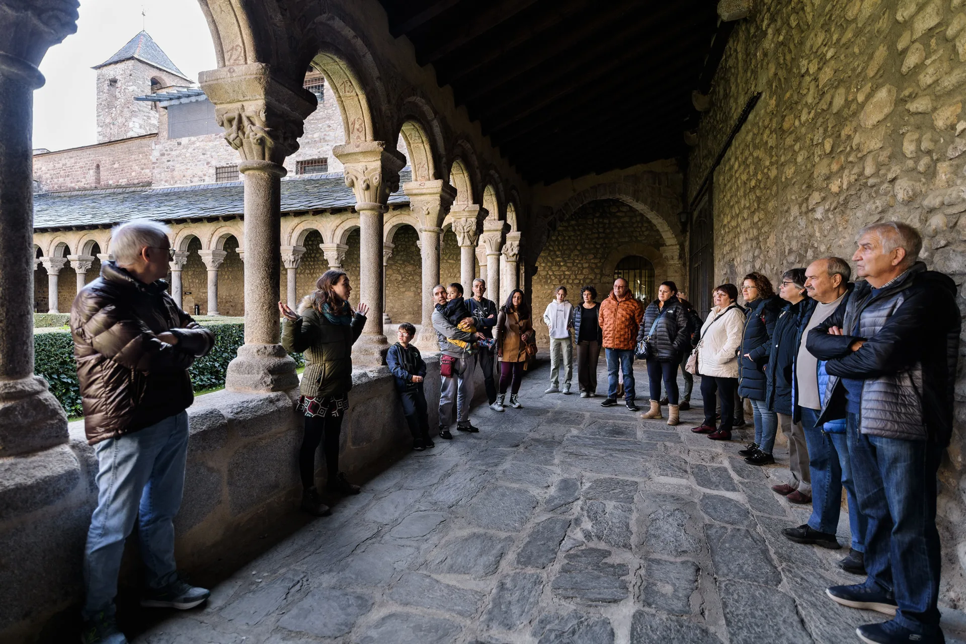 Visita guiada d'un grup al claustre de la Catedral de la Seu d'Urgell.