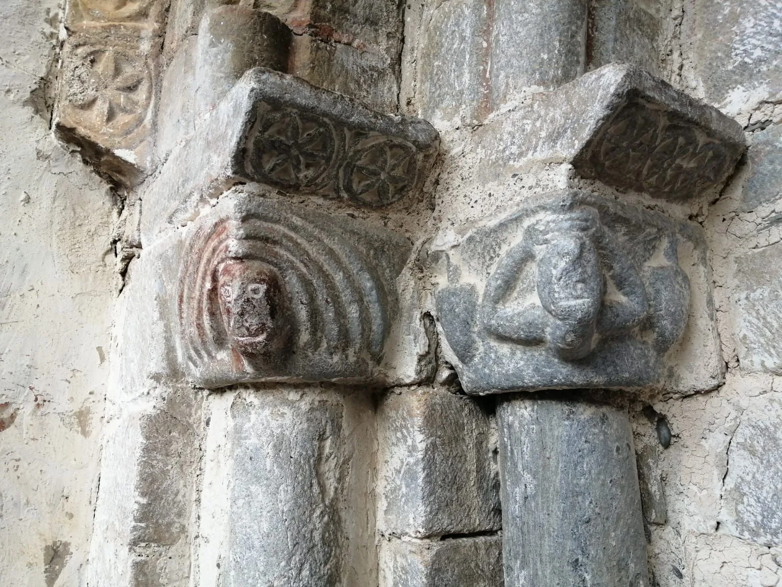 Capitells de la Portalada de l'església de Sant Llorenç d'Isavarre. 