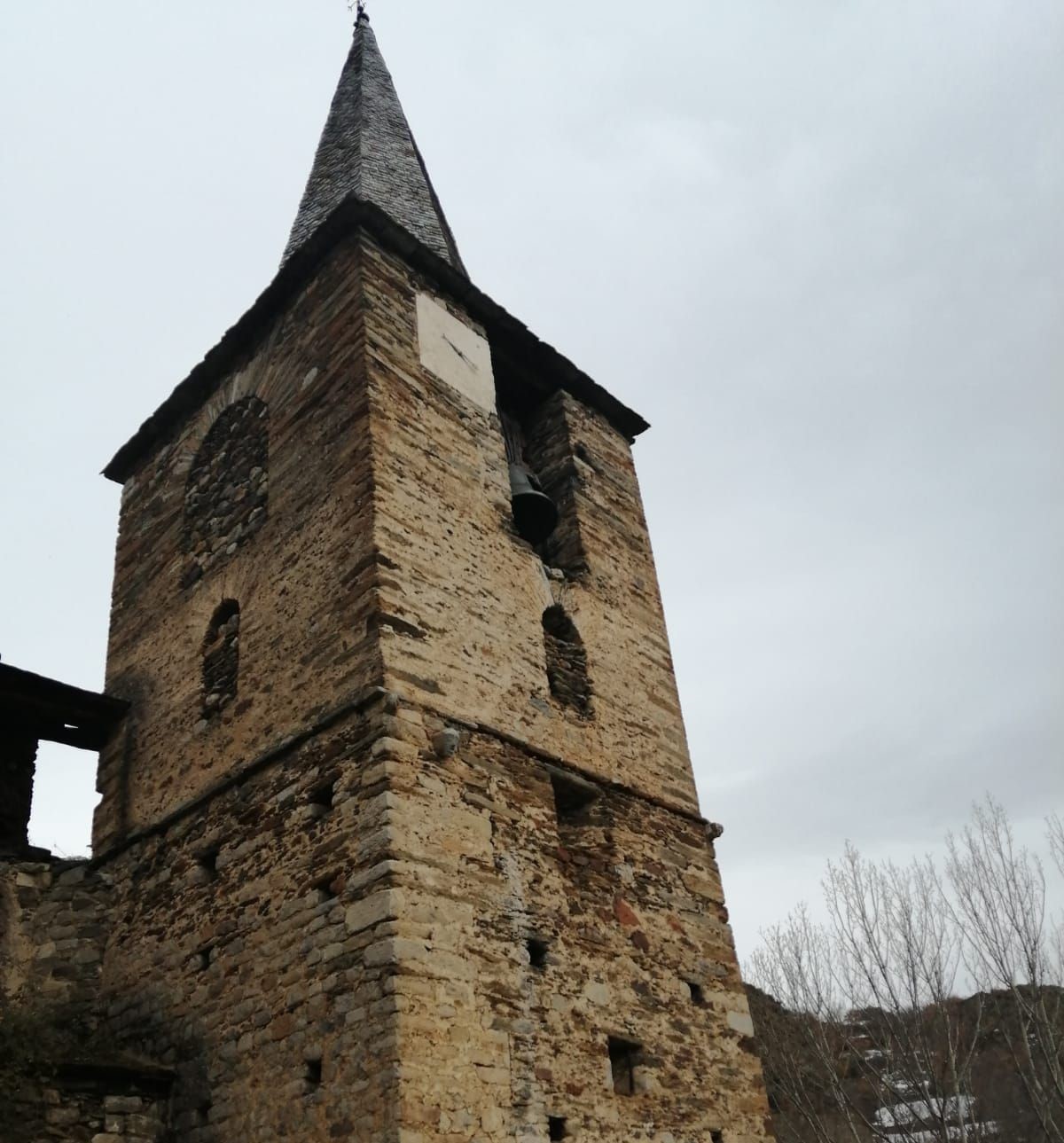 Vista del campanar de Sant Llorenç d'Isavarre.