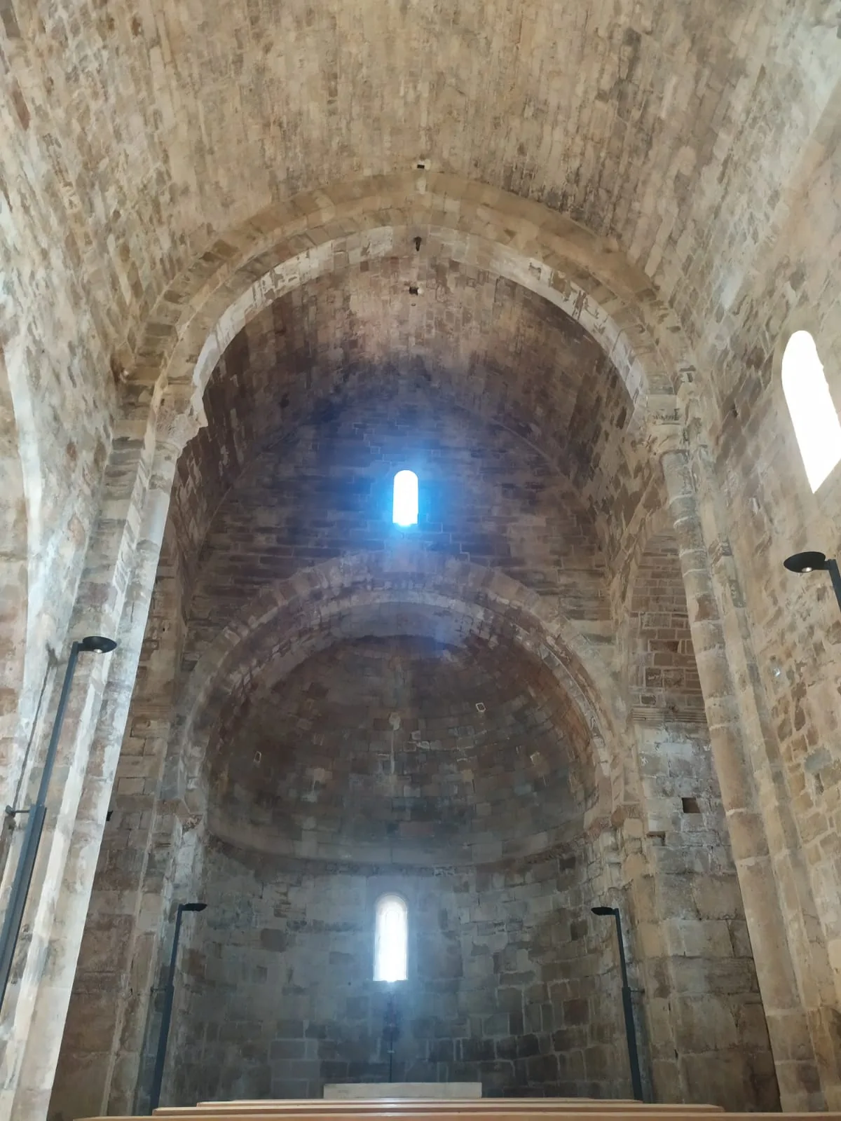 Vista interior de l'església de Santa Maria de Covet. 