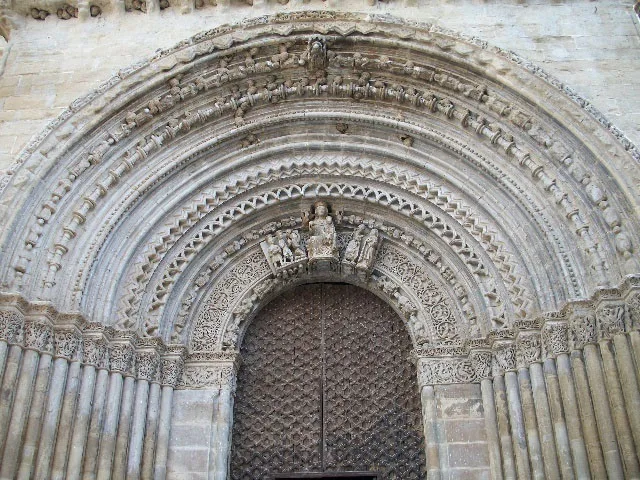 Vista de la portalada de l'església de Santa Maria d'Agramunt. 
