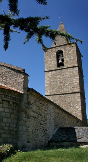 Vista exterior de l'església de Santa Cecília de Bolvir.