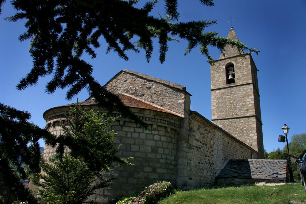 Vista exterior de l'església de Santa Cecília de Bolvir. 