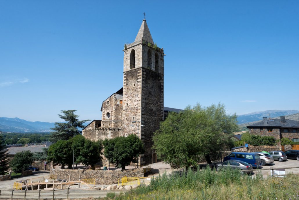 Vista exterior de l'església de la Mare de Déu dels Àngels de Llívia. 