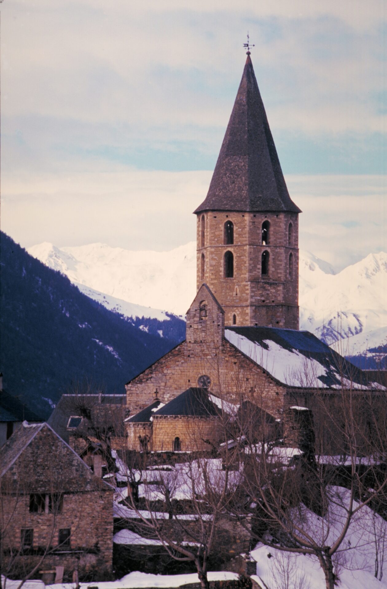 Imatge exterior nevada de l'església de Sant Andrèu de Salardú.