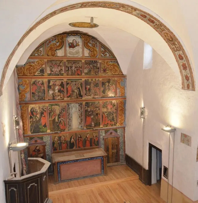 Interior de l'església de Sant Pere de Sorpe amb el retaule gòtic al seu interior.
