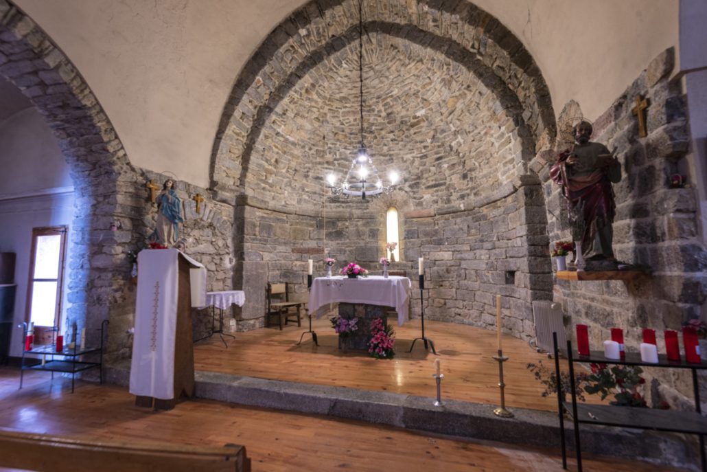 Vista interior de l'església de Sant Pere d'Olopte.
